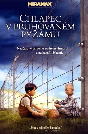 Chlapec v pruhovaném pyžamu